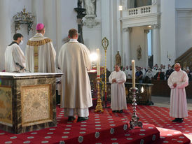 Diakonenweihe im Fuldaer Dom (Foto: Karl-Franz Thiede)